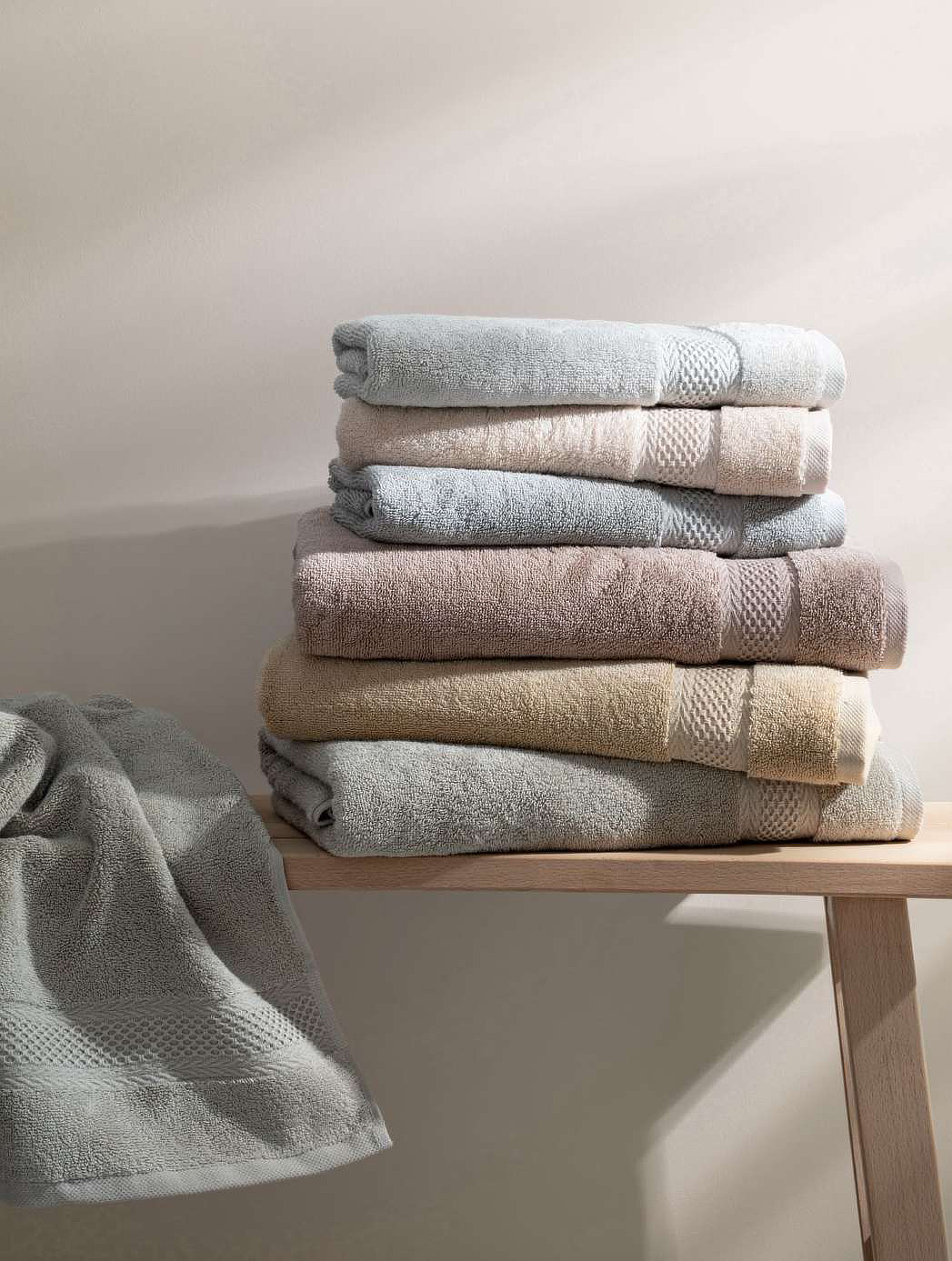 Стопка махровых полотенец из чесаного хлопка Ecocotton разных оттенков